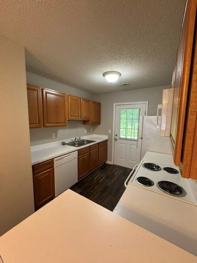 Building Photo - ***** $200 OFF FIRST MONTH RENT *****
