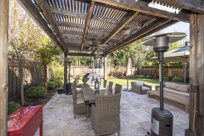 Building Photo - 5 Bed, 4.5 Bath Executive Home w/ Designer...