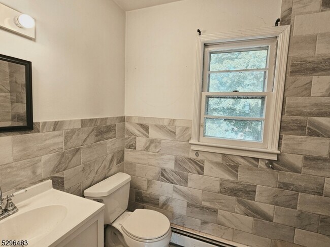 Building Photo - 201 Vail St