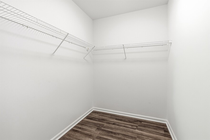 Building Photo - 905 River Rd