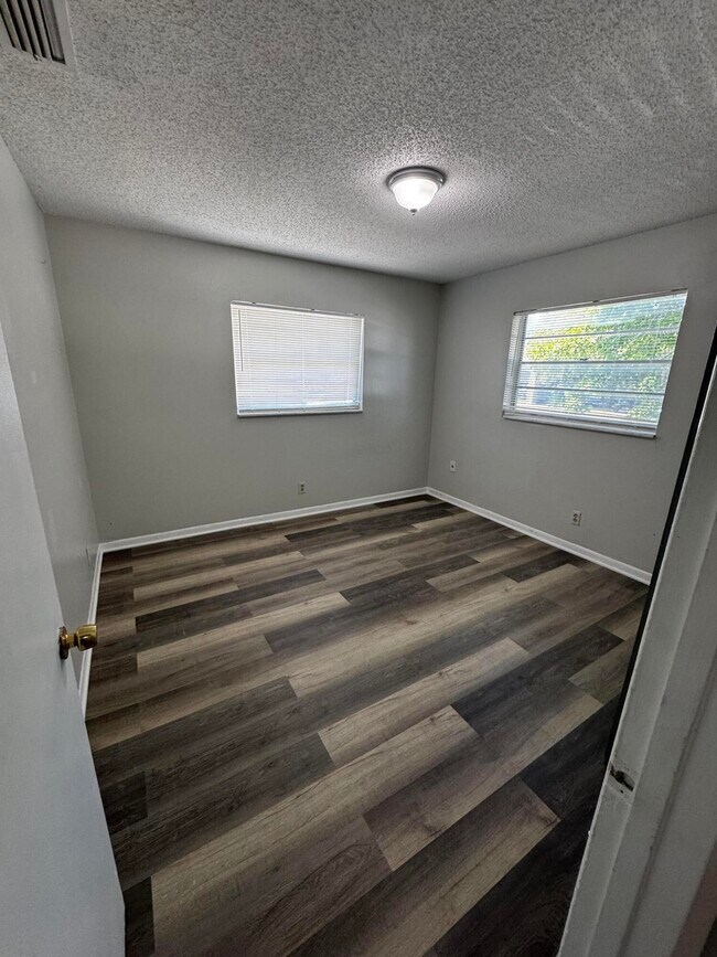 Building Photo - 4510 Parker Ave