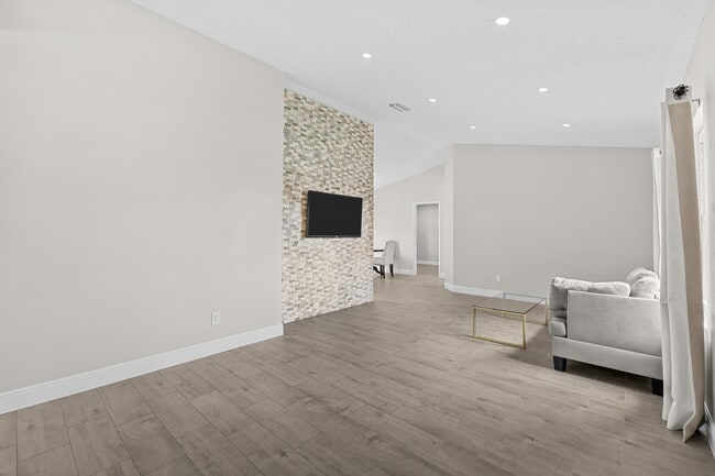 Building Photo - 265 SW Dalton Cir