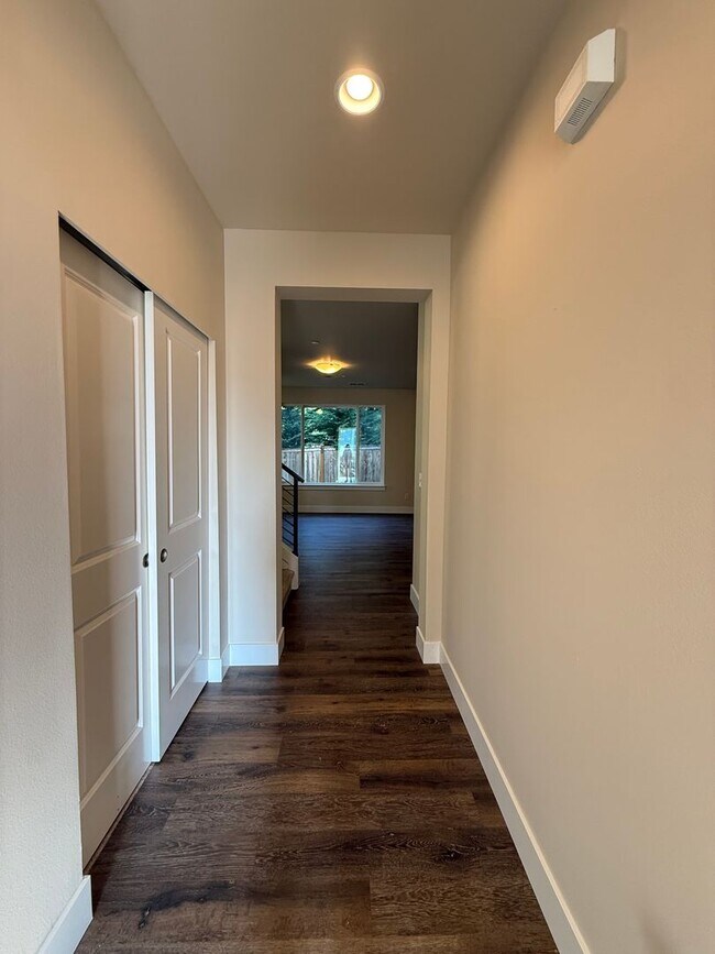 Building Photo - Modern 4 Bed, 3.5 Bath Lynnwood Home – Pri...