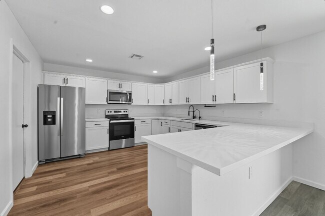 Building Photo - Beautiful Glendale Home With Pool!