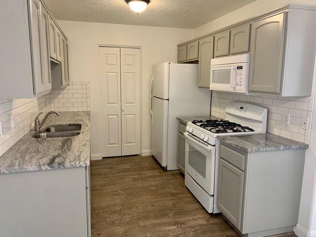 Building Photo - 2 Bed Townhome