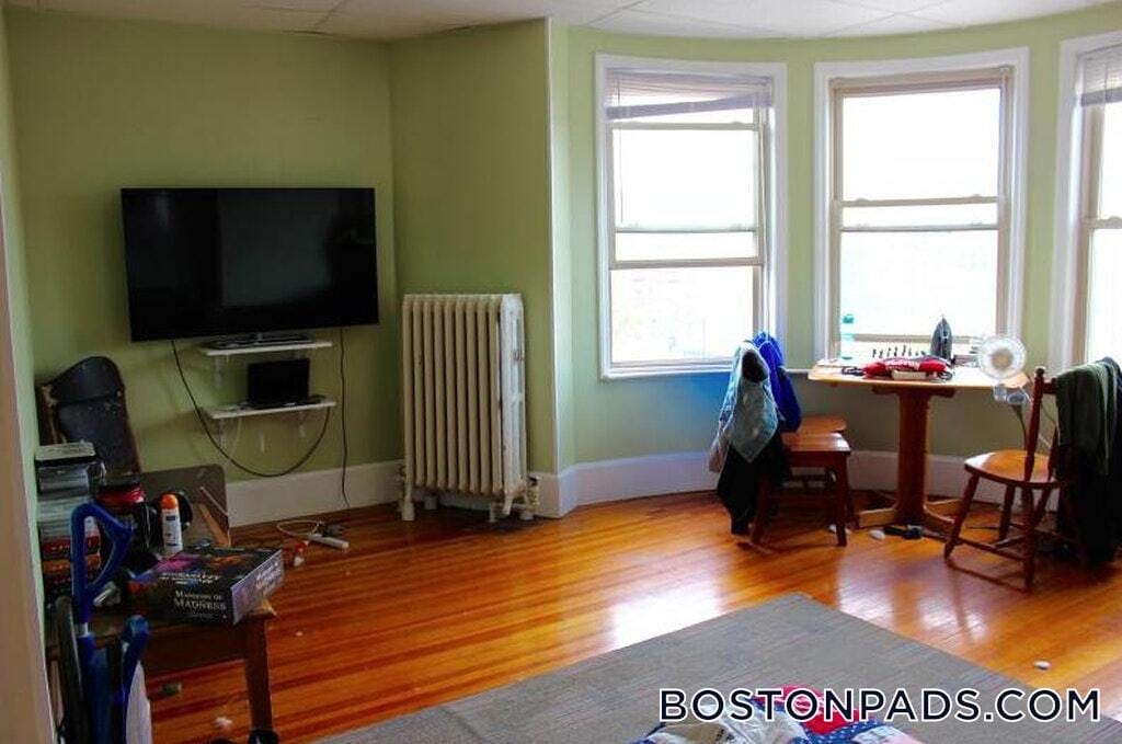 Building Photo - 879 Beacon St