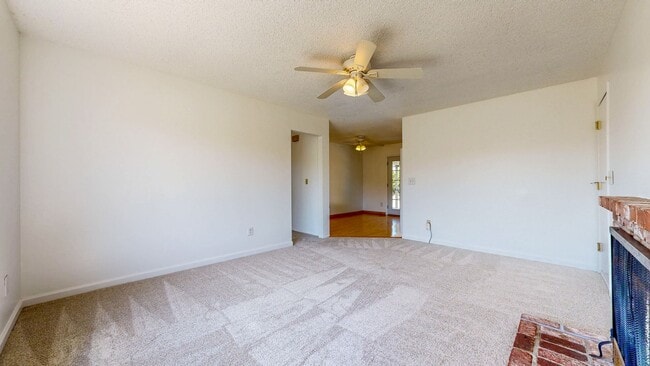 Building Photo - 4 Bedroom 2 Full Bathroom Single Family Ho...