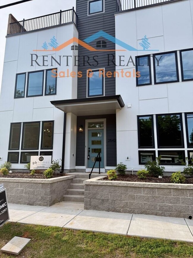 Building Photo - Stunning 3 Bedroom with Rooftop Terrace