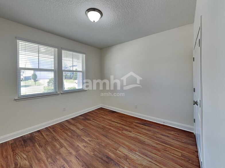 Building Photo - 3278 Roundabout Dr