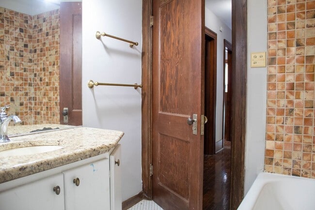 Building Photo - AVAILABLE FOR AUGUST 2026!  Large house ne...