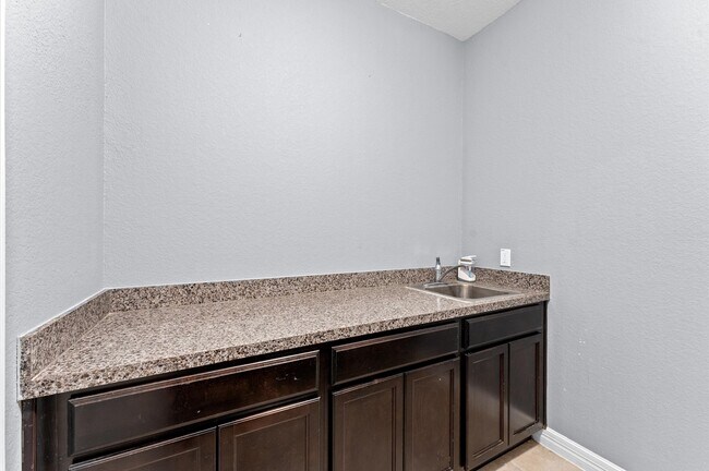 Building Photo - 2018 Brookmont Dr