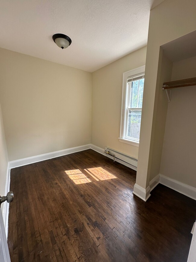 Building Photo - 583 Reaney Ave E