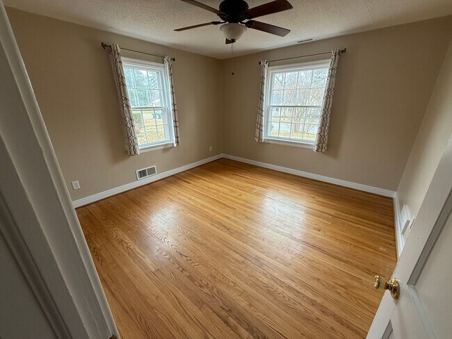 Building Photo - Great Opportunity in Lakeside area