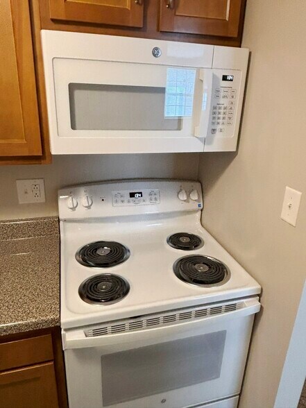 Building Photo - 225 Hillview Ln