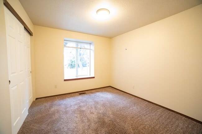 Building Photo - 3 Bedroom Home on Cul-De-Sac