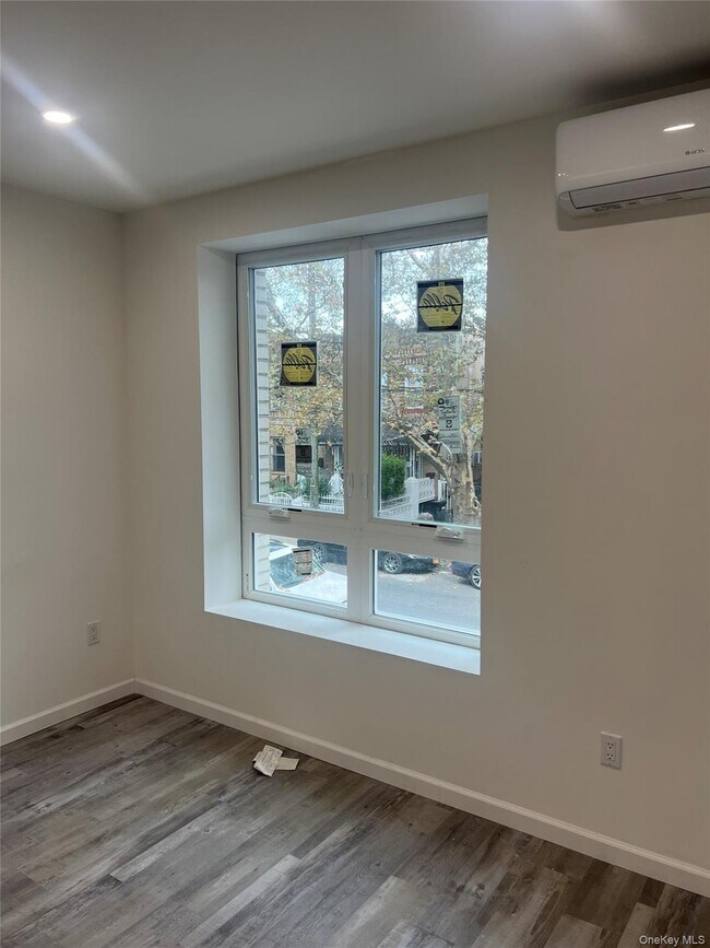 Building Photo - 518 Thatford Ave