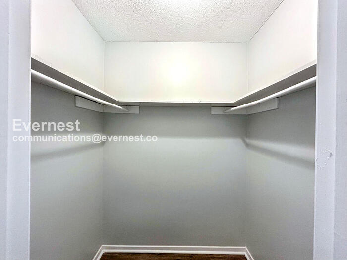 Building Photo - 5949 Shannon Dr