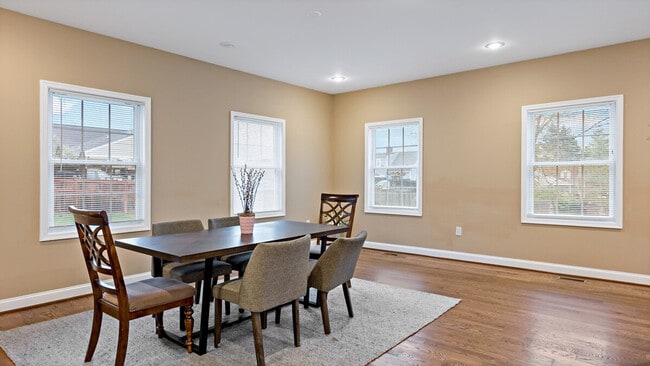 Building Photo - 800 S Washington St