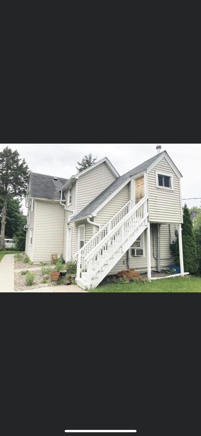 Back - 891 Geranium Ave E