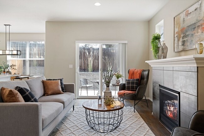 Building Photo - Pet Friendly Three Bedroom Townhome