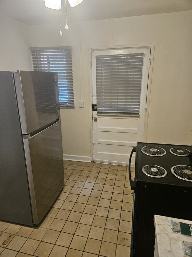 Building Photo - AFFORDABLE, SAFE & CLEAN Cozy 2 Bedroom Av...