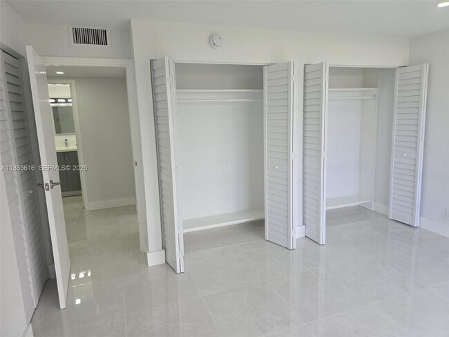 Building Photo - 17021 N Bay Rd