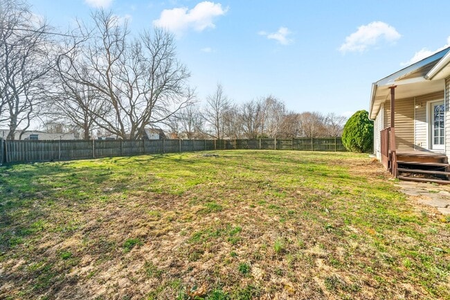 Building Photo - Cute home move in ready in the heart of Oak Grove- close to Fort Campbell and Shopping!