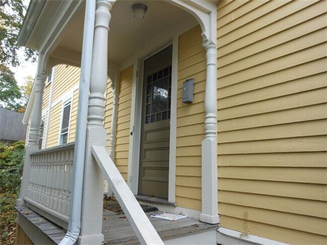 Building Photo - Newton Townhouse w/parking