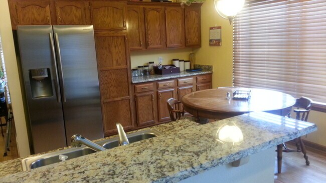 Building Photo - 2025 Bramblwood Ln