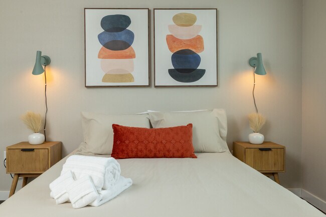 Building Photo - 2307 N Elm St