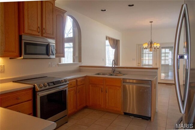 Building Photo - Welcome to this beautiful 3-bedroom spacio...