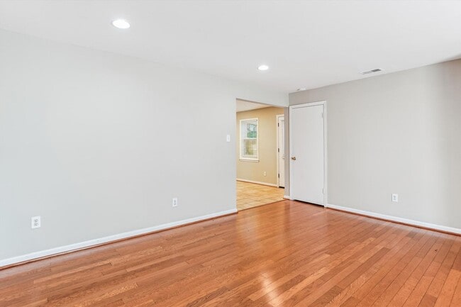 Building Photo - Lovely 2br/1bth ground level condo, close ...