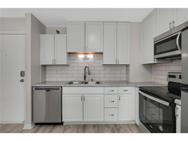 Building Photo - 66 9th St E