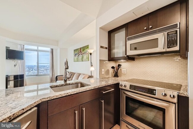 Building Photo - 675 S President St