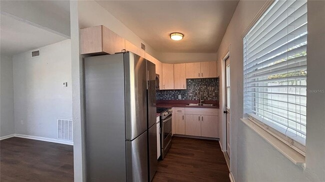 Building Photo - 21543 Kenyon Ave