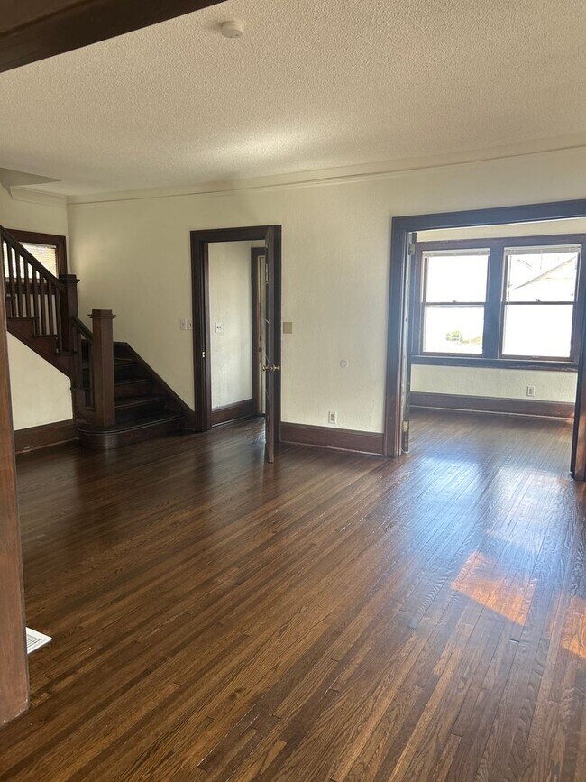 Building Photo - Gorgeous single family home! 4 Bed 2 Bath House Available 10/01/24