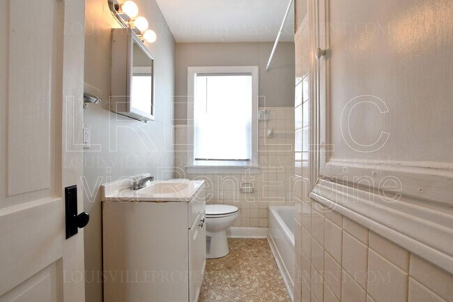 Building Photo - 402 N 41st St