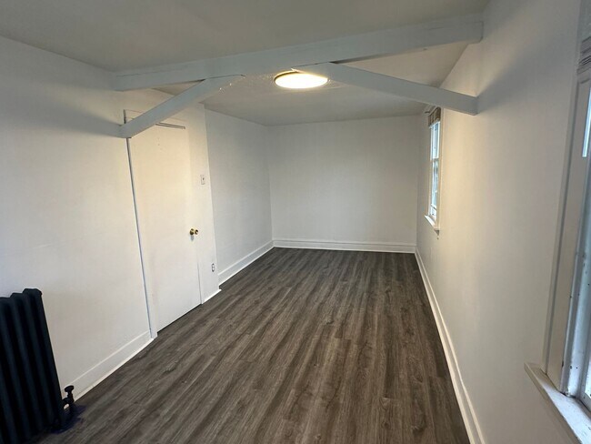 Building Photo - Newly Renovated 3 Bedroom Home