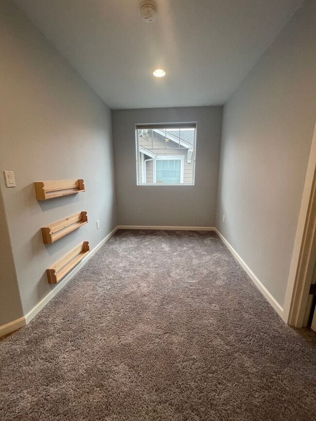 Building Photo - Spacious 3BD/2.5BTH Available for Lease in...