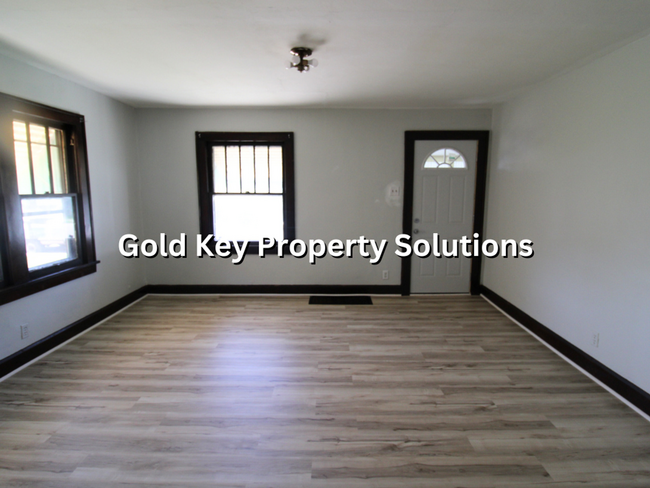 Building Photo - Spacious 2 BR 1 BA House with Central Air ...
