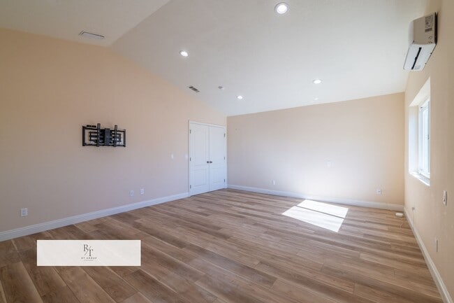Building Photo - Stunning Remodeled Home in Walnut Valley U...