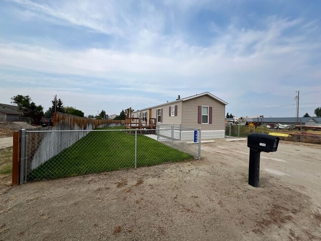 Building Photo - 3 Bed / 2 Bath Fully Fenced Yard in North ...