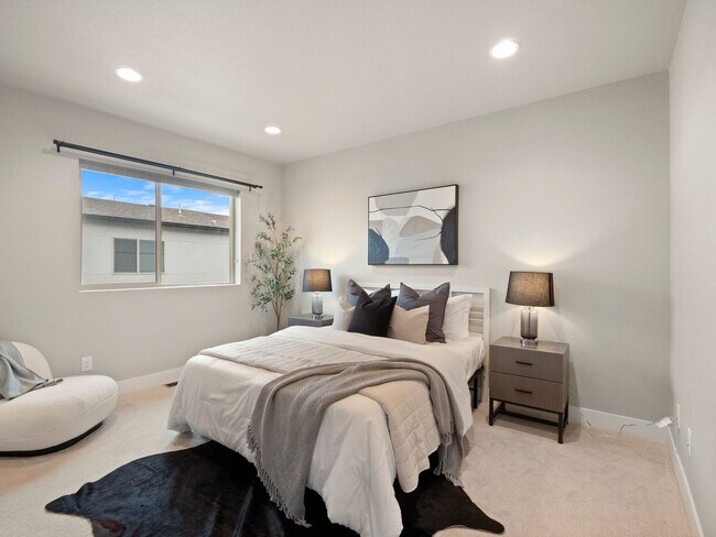 Building Photo - Modern Townhome with Mountain Views in One...