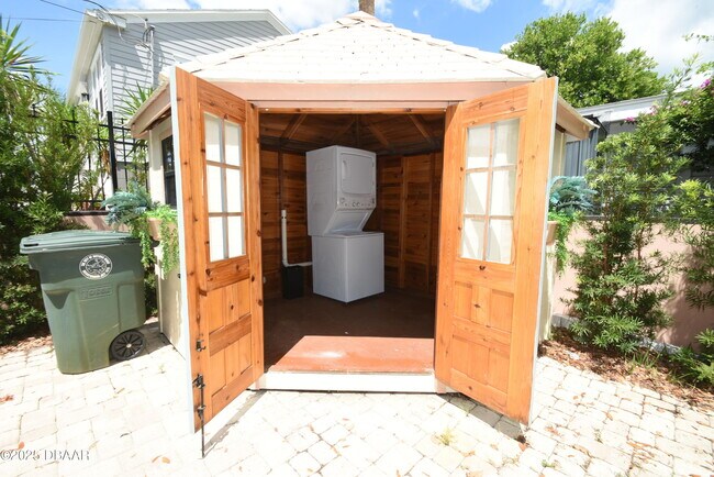 Building Photo - 403 N Oleander Ave