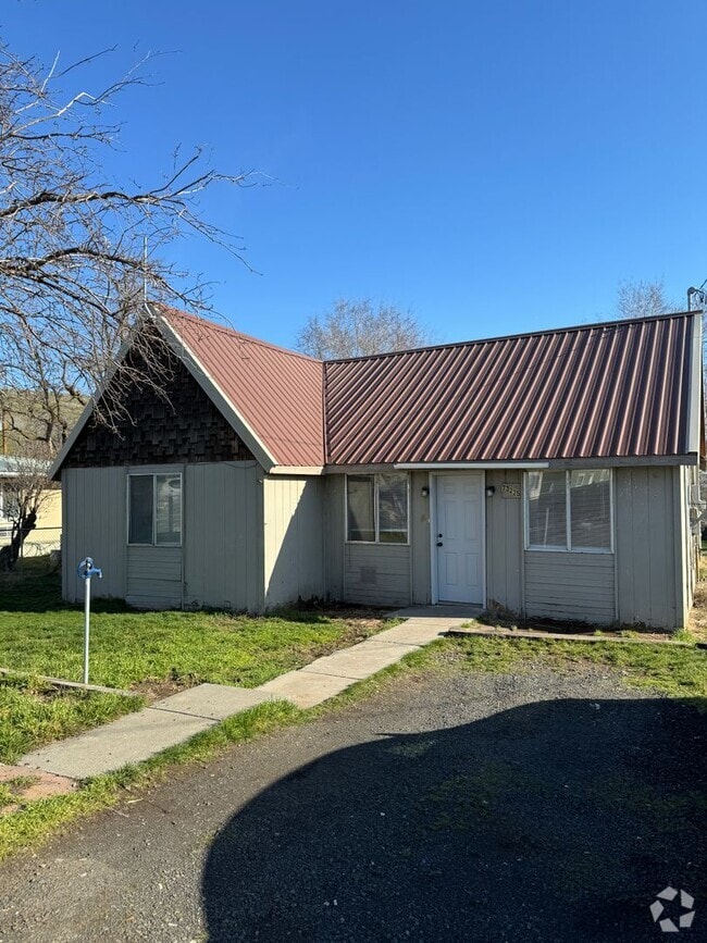 Building Photo - Enjoy living outside of town!