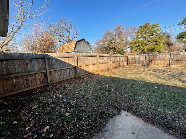 Building Photo - 2 Bed 1 Bath
