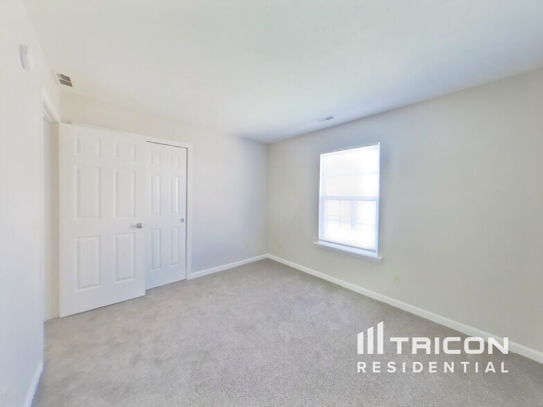 Building Photo - 625 Eastpointe Dr