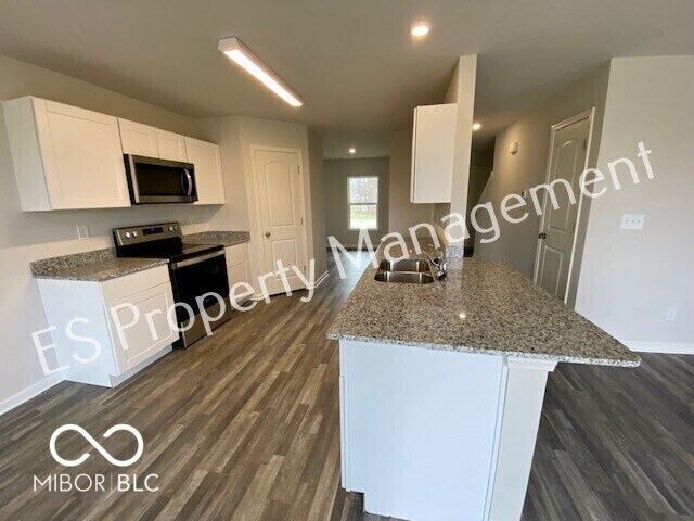 Building Photo - 2608 W Kings Cyn Dr