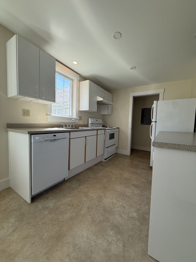 Building Photo - 799 River Rd