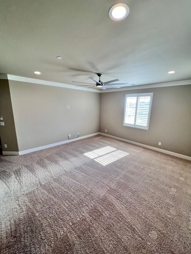 Building Photo - Stunning 3 Bedroom, 2.5 Bath Single Family Home, Gated Community, Beautiful Inside & Out!